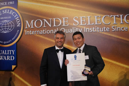 世界食品品质评鉴大会(Monde Selection)主席为厚工坊品牌颁授奖牌及证书